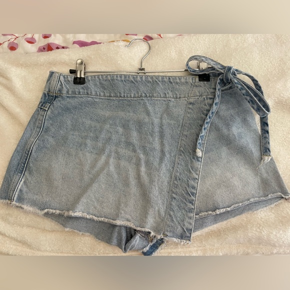 Emmy Denim Skort in Light Blue Wash - Picture 5 of 7